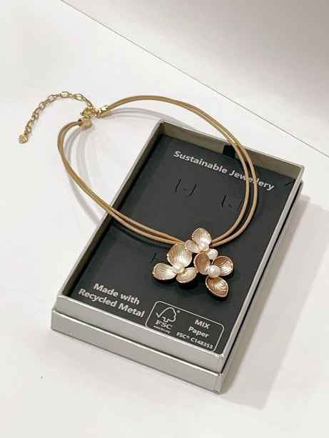 HART Gold Enamel Painted 3-Petals White Pearl Choker