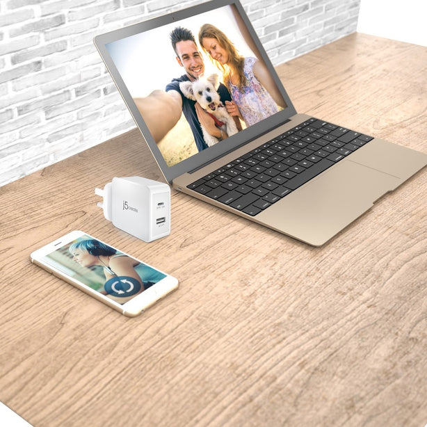 J5Create 30W 2-Port PD USB-C Mobile Charger Power Delivery & Quick Charge