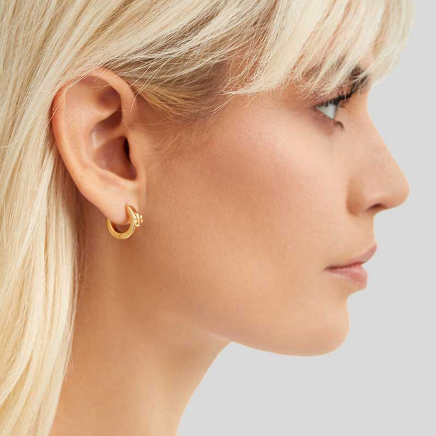 TORY BURCH Kira Huggie Earring Tory Gold RS-155514