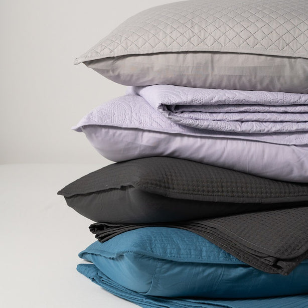 Robinsons Silky Soft Bed Cover - Stitch (Lightweight Blanket I Bedspread I Bed Cover I Bed Quilt I Comforter. Includes Free Pillowcases)