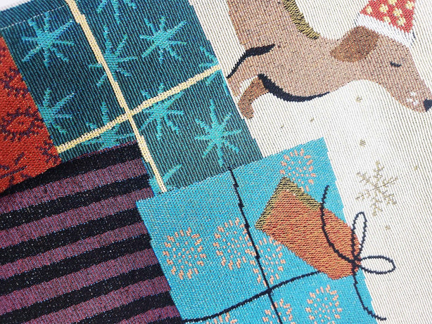 PRESENTS Tablerunner
