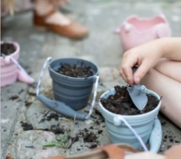 Scrunch Seedling Pot with Trowel