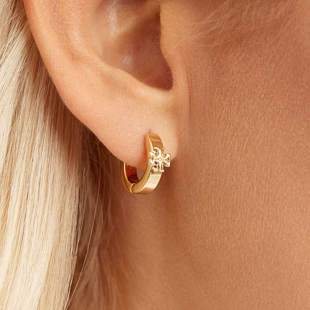 TORY BURCH Kira Huggie Earring Tory Gold RS-155514
