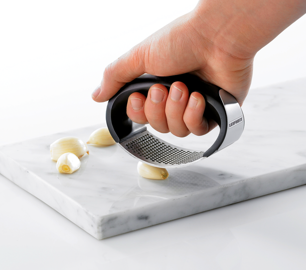 L03146 Garlic Press Knobi King