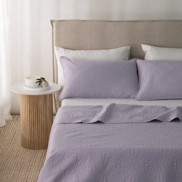 Robinsons Silky Soft Bed Cover - Flora (Lightweight Blanket I Bedspread I Bed Cover I Bed Quilt I Comforter. Includes Free Pillowcases)