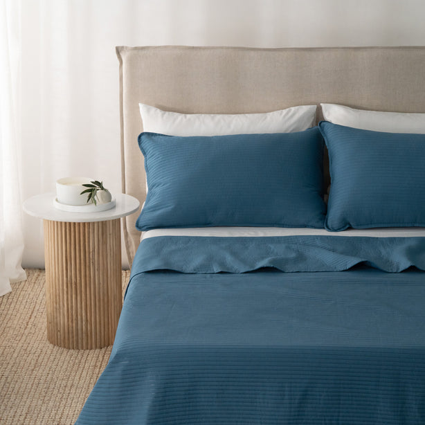 Robinsons Silky Soft Bed Cover - Stripe (Lightweight Blanket I Bedspread I Bed Cover I Bed Quilt I Comforter. Includes Free Pillowcases)